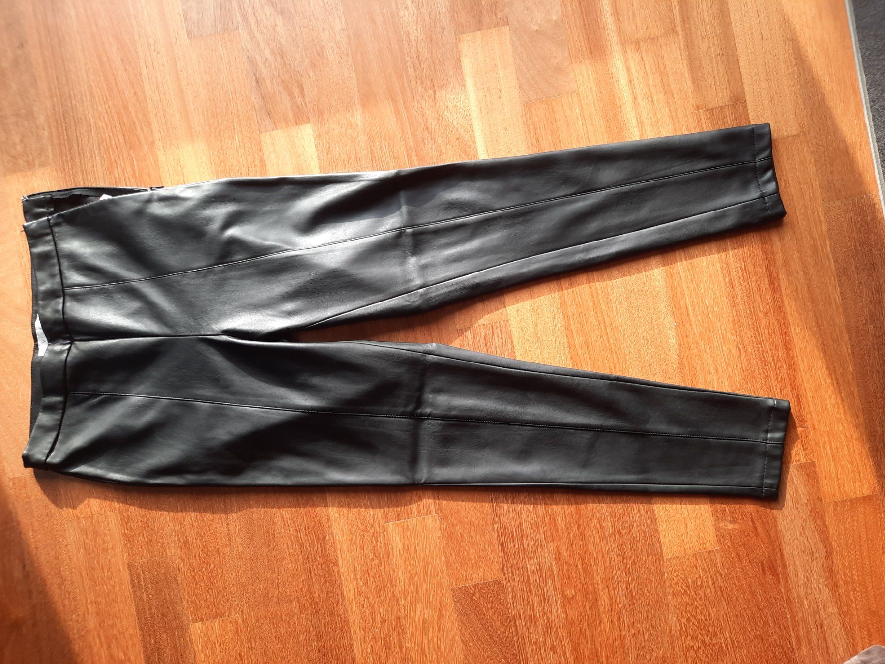 Vila Pantaloni: VILA  Damen Kunstlederhose Gr.38 – Usato da Buchs SG venduto da miska01