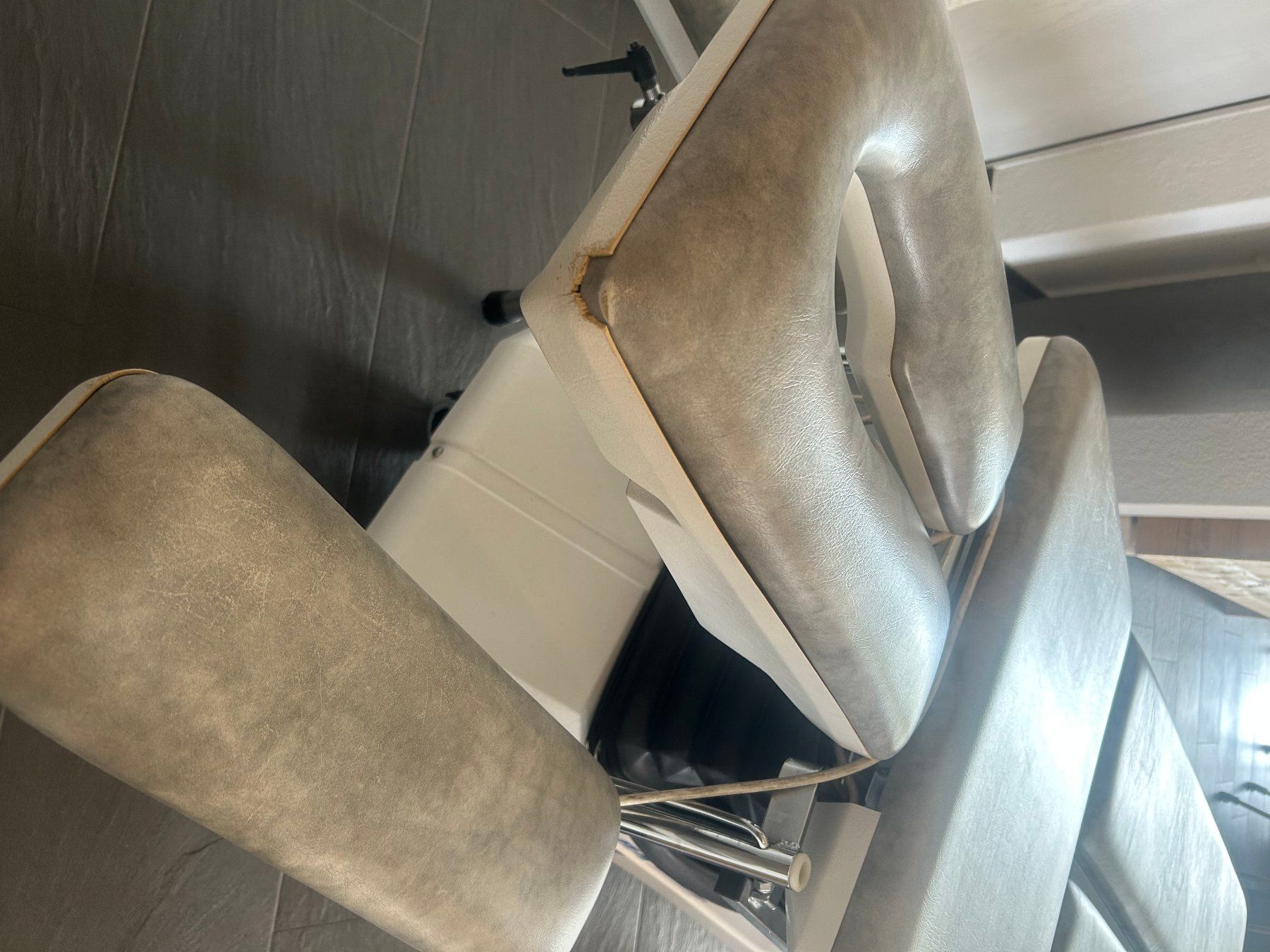 Chaises longues: elektrischer Massagetisch – D'occasion à Steinerberg par nif2 3