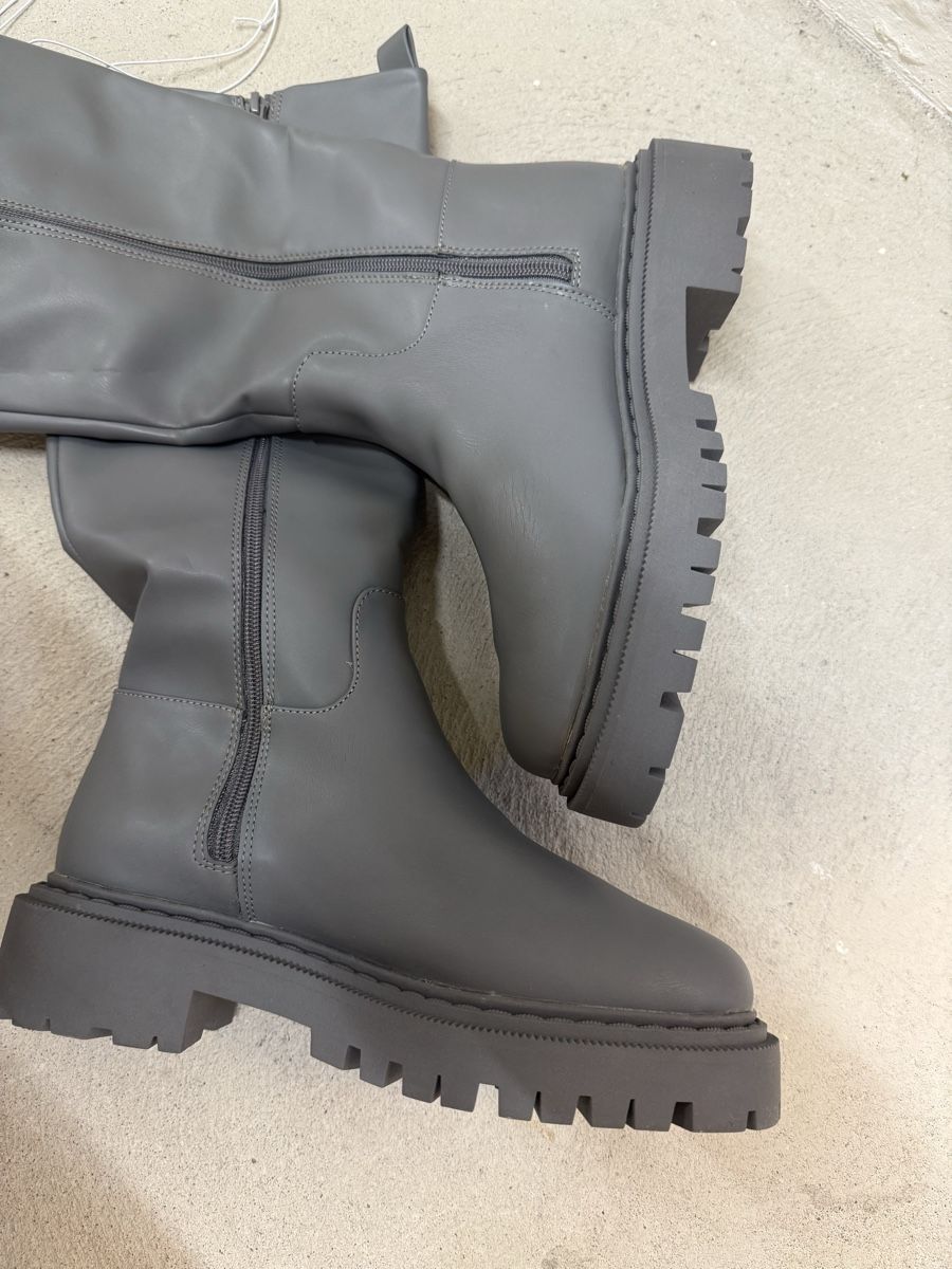 Monki Damenschuhe: Stiefel – Neu und originalverpackt aus Kriens von g_b_mk7j 2