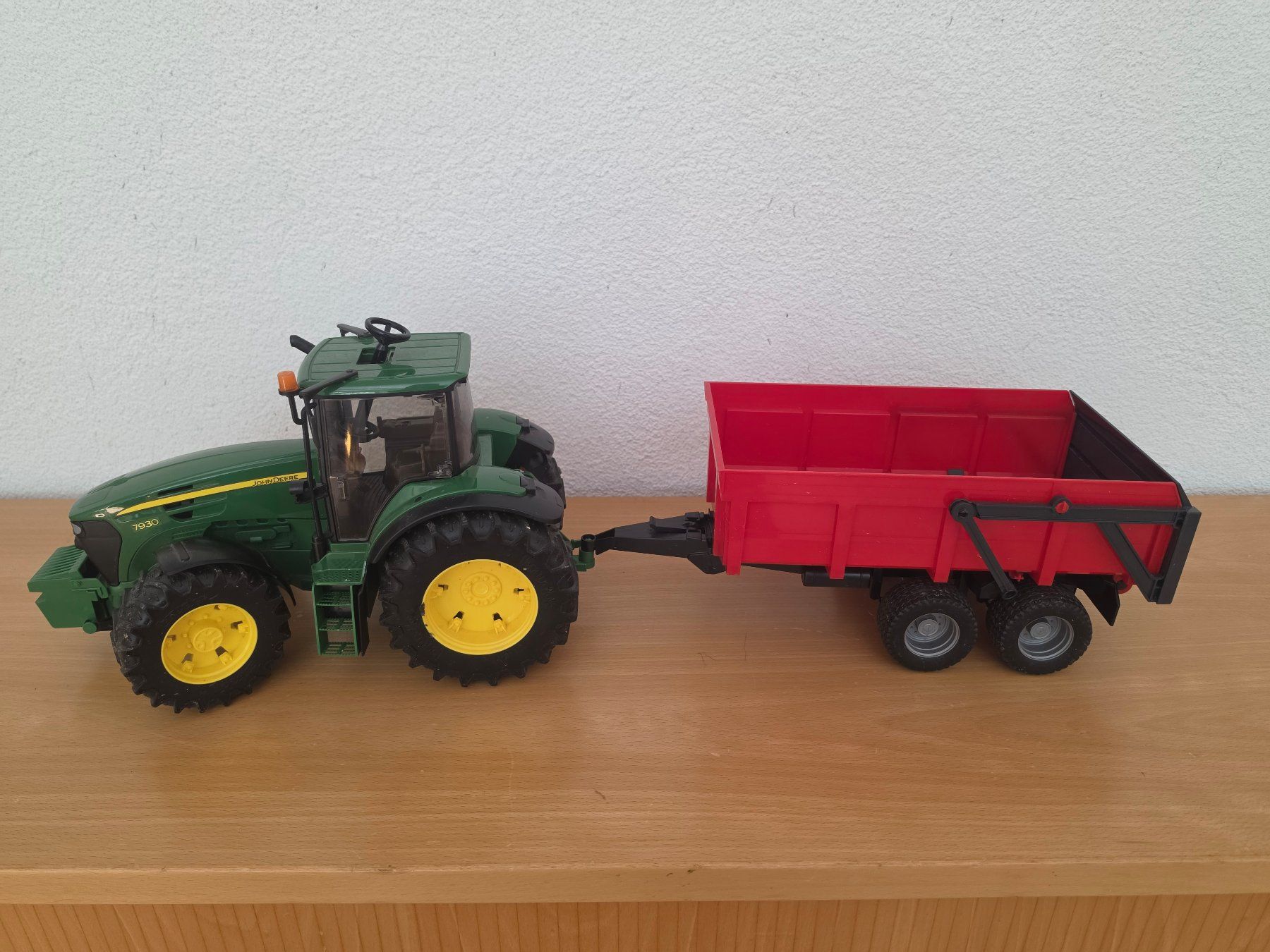 Bruder Giocattoli: Bruder John Deere Traktor mit Anhänger – Usato da Leimbach AG venduto da jaja79