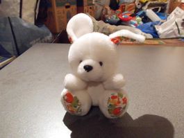 Hase weiss, sitzend/farbiger Stoff