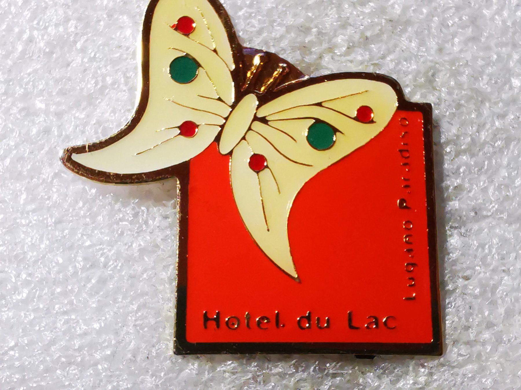 Placchette & Badge: Ansteckpin 94: Hotel du Lac – Usato da Oppligen venduto da Pin-Fall-Shop