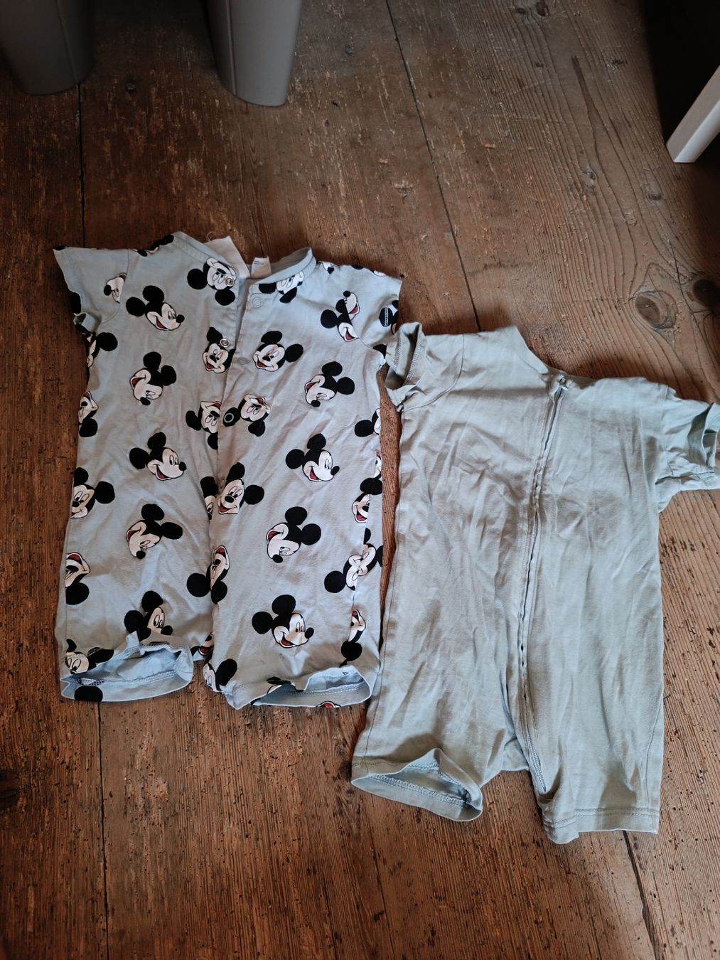 H&M Lotti & Set di vestiti: 2er Set Play Suits 74 H&M Baby Mickey Mouse  – Usato da Malans GR venduto da maassl
