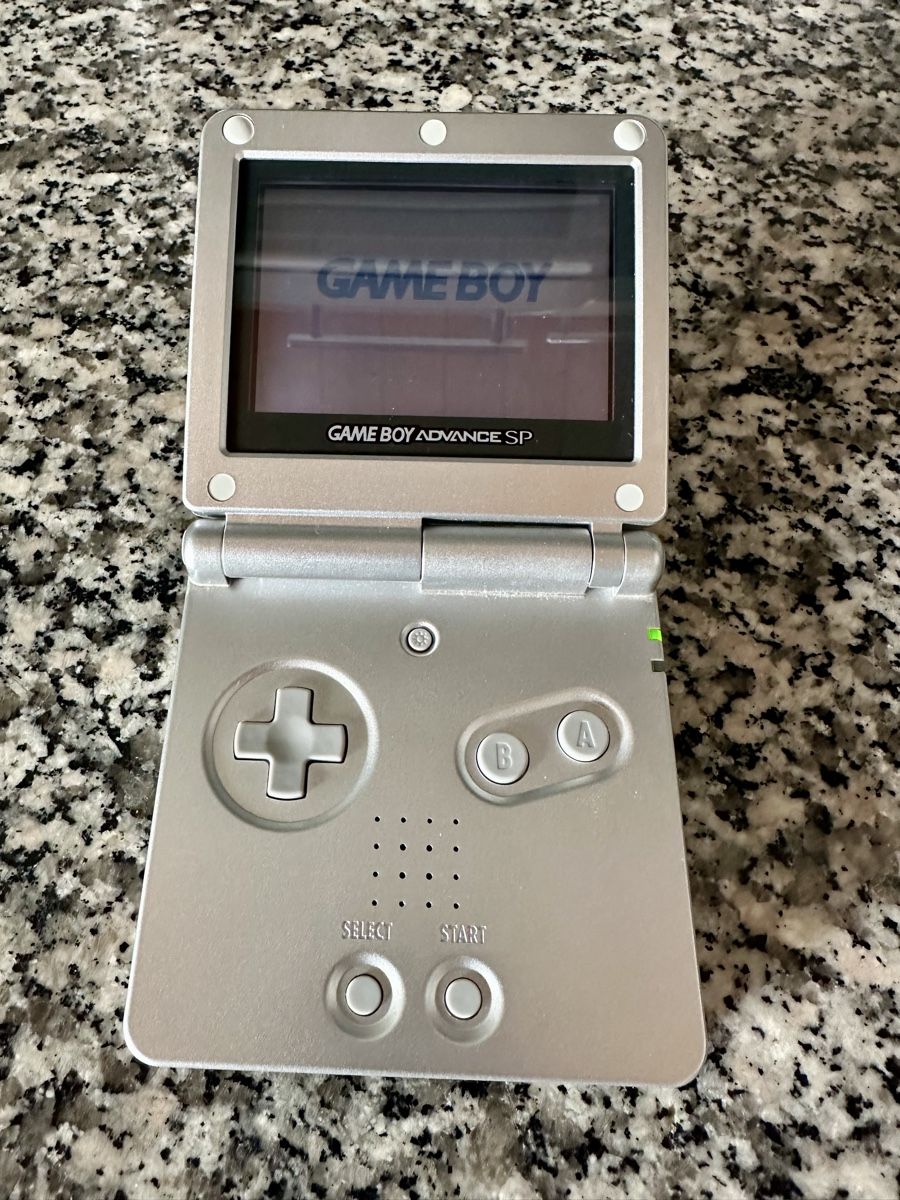 Nintendo Console: Game Boy Advance SP – Usato da Hindelbank venduto da Daywalker17