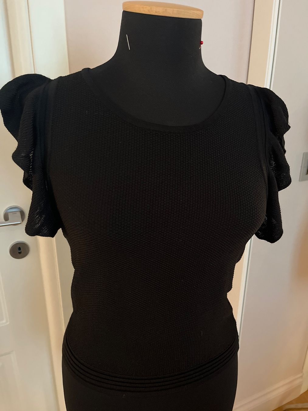 Sandro Blusen, T-Shirts & Tops: Black top  Sandro round neck – Gebraucht aus Rüschlikon von ant_5v7g