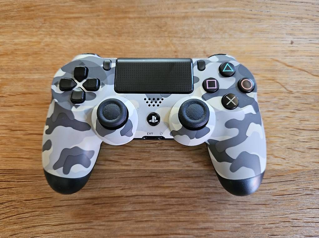 Sony Consoles: Sony PS4 Pro mit 2 Controllern und Games – D'occasion à Bichwil par steigermichel 3