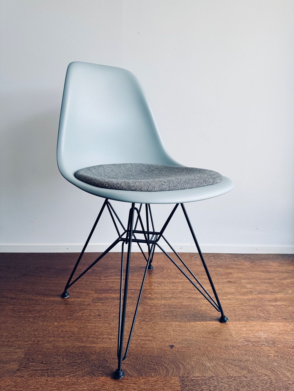 Vitra Sedie: ORIGINAL VITRA EAMES PLASTIC ARMCHAIR Eisgrau m. Sitzpolster – Usato da Ennetbaden venduto da DanielCPH