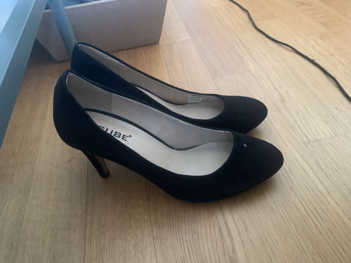 Cube Scarpe da donna: Schwarze CUBE Pumps, Gr. 39 – Usato da Basel venduto da ari_xy65 1
