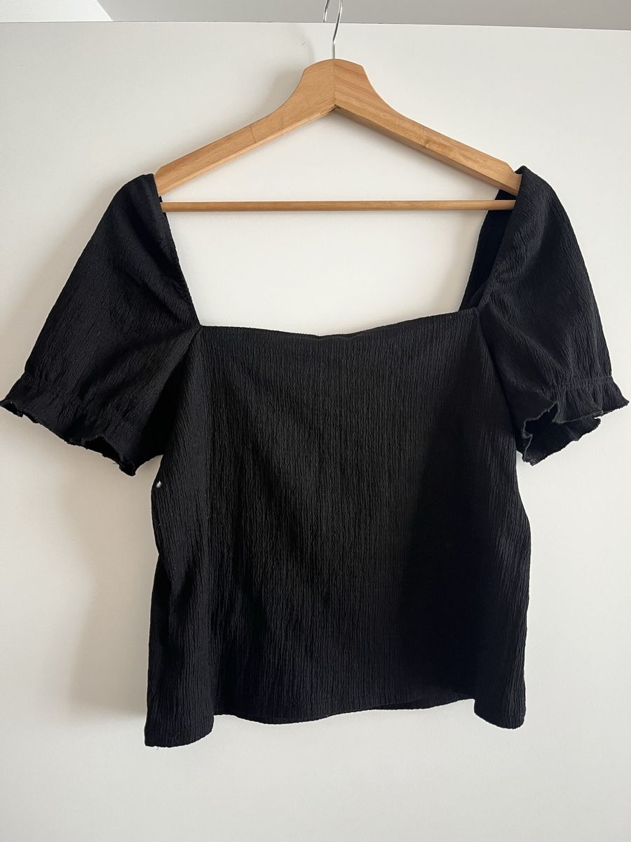 H&M T-shirt: Schwarzes Oberteil mit Carree-Ausschnitt & Puffärmeln – Usato da Zürich venduto da Lelillemore 2
