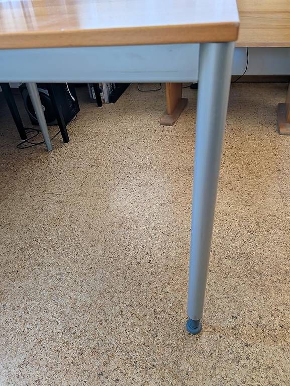 Schreibtische: Praktischer Bürotisch – Gebraucht aus Bern von AnotherLi 1