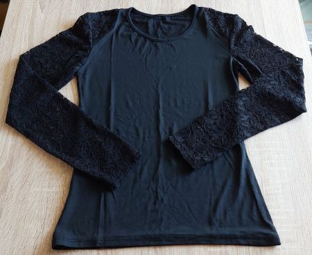 Schickes schwarzes Langarmshirt mit Spitze, Grösse M