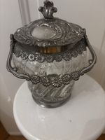 Cet ancien seau à biscuits en verre torsadé