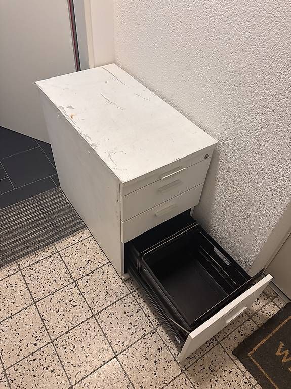 Baucontainer: Korpus weiss Schubladen abschliessbar – Gebraucht aus basel von Drdracula