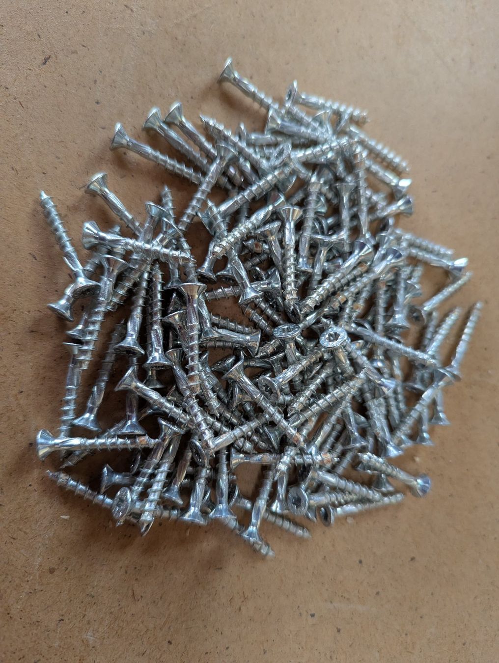 Eisenwaren: Spanplattenschrauben mit Torx, 4 x 30 mm, 135 Stück – Gebraucht aus Gebenstorf von Mar-imH25