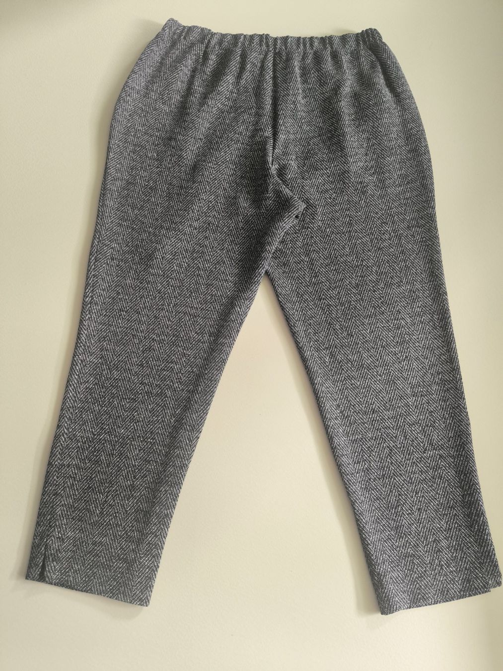 Pantaloni: Graue Hose mit Fischgrätenmuster, elastischer Bund, Größe 40 – Usato da Wallisellen venduto da C_DM 6