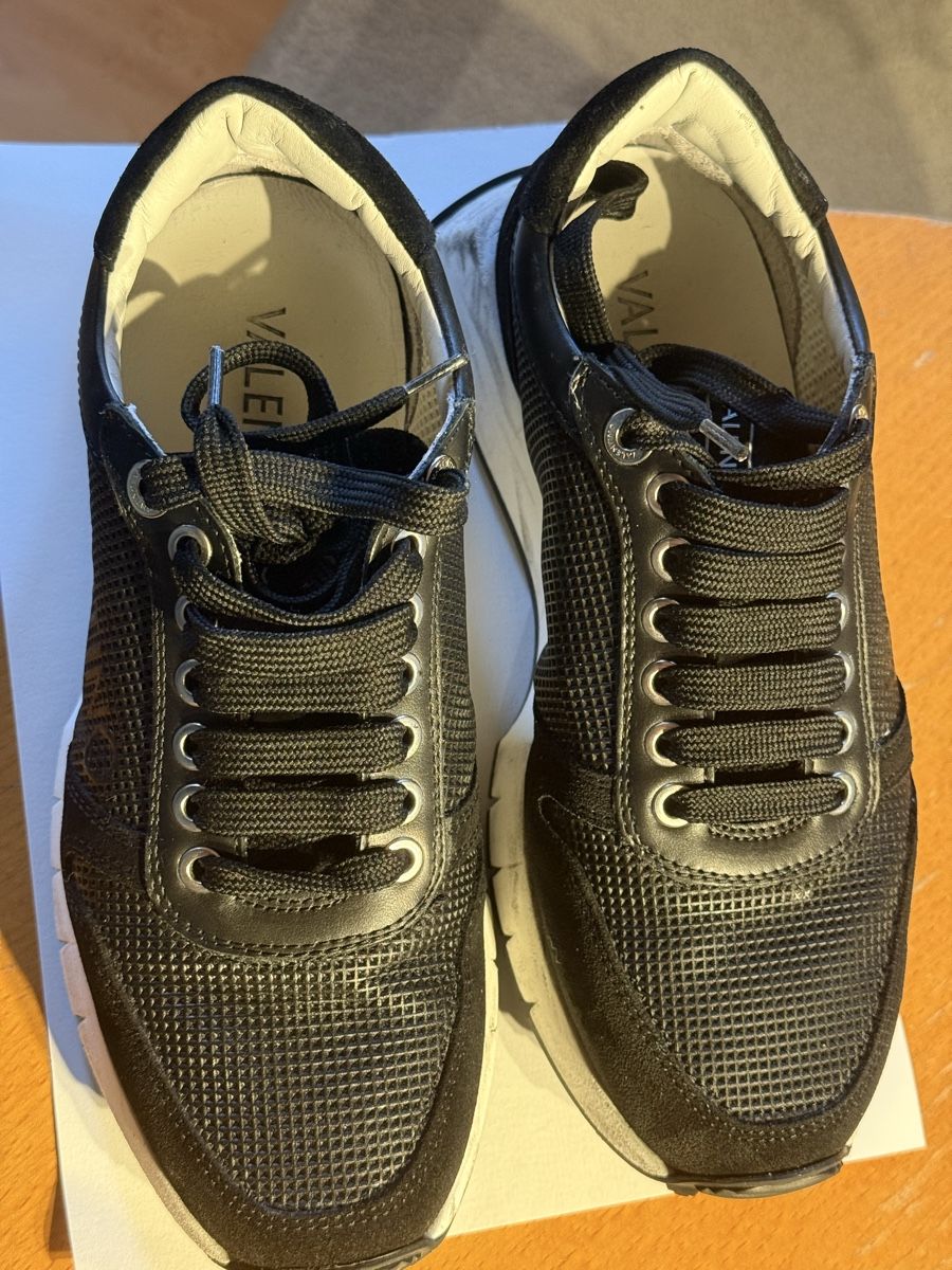 Valentino Herrenschuhe: Valentino Baskets en cuir noir t.37 – Gebraucht aus L'Orient von AntonioVAUD 3