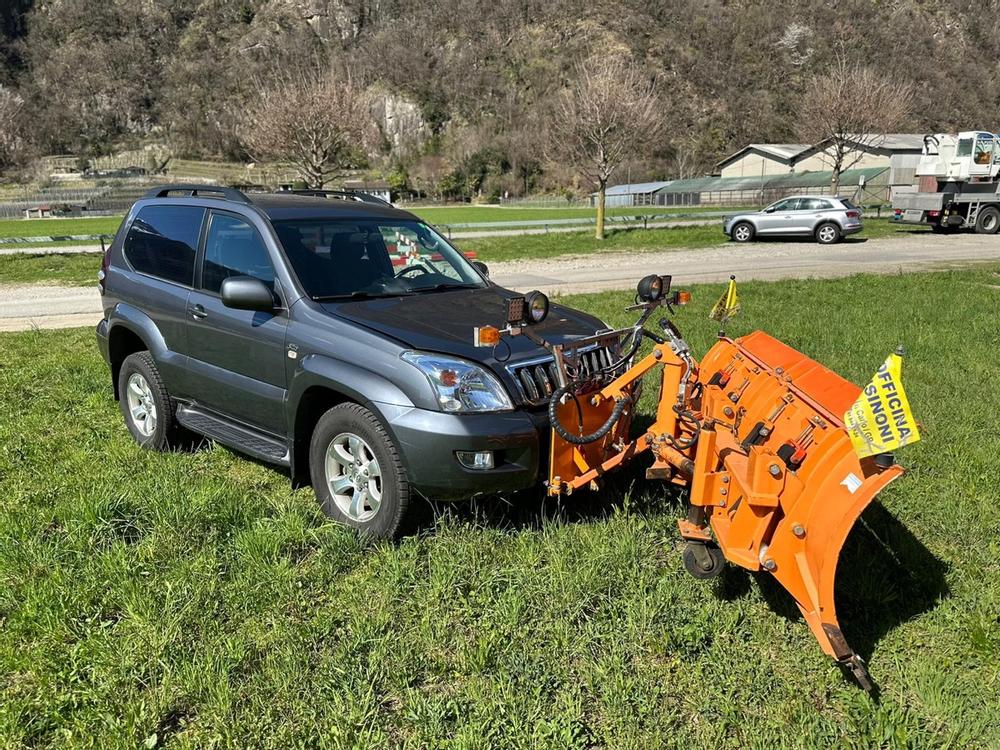 Toyota Land Cruiser winterdienst Schnee Schneepflug 3500kg