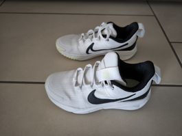 Nike Kinderschuhe weiss schwarz Grösse 30 gebraucht