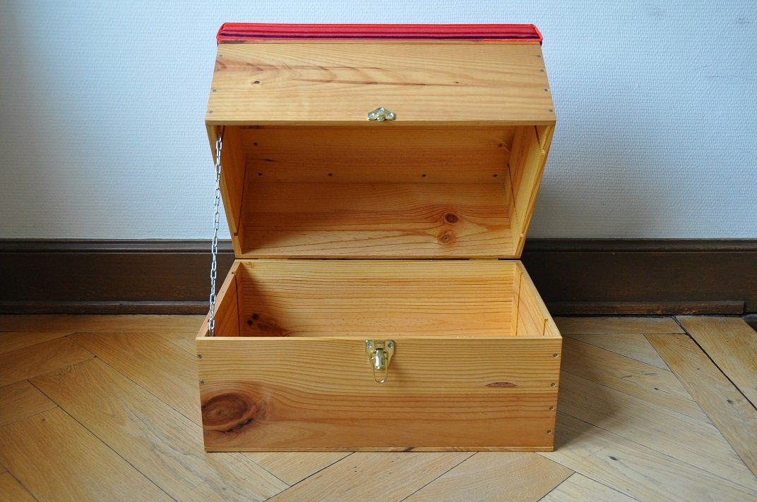 Truhen: Exklusive Sitztruhe/Sitzhocker/Möbel aus Weinkisten Mod. 08 – Neu (gemäss Beschreibung) aus Zürich von kisten-karl 2