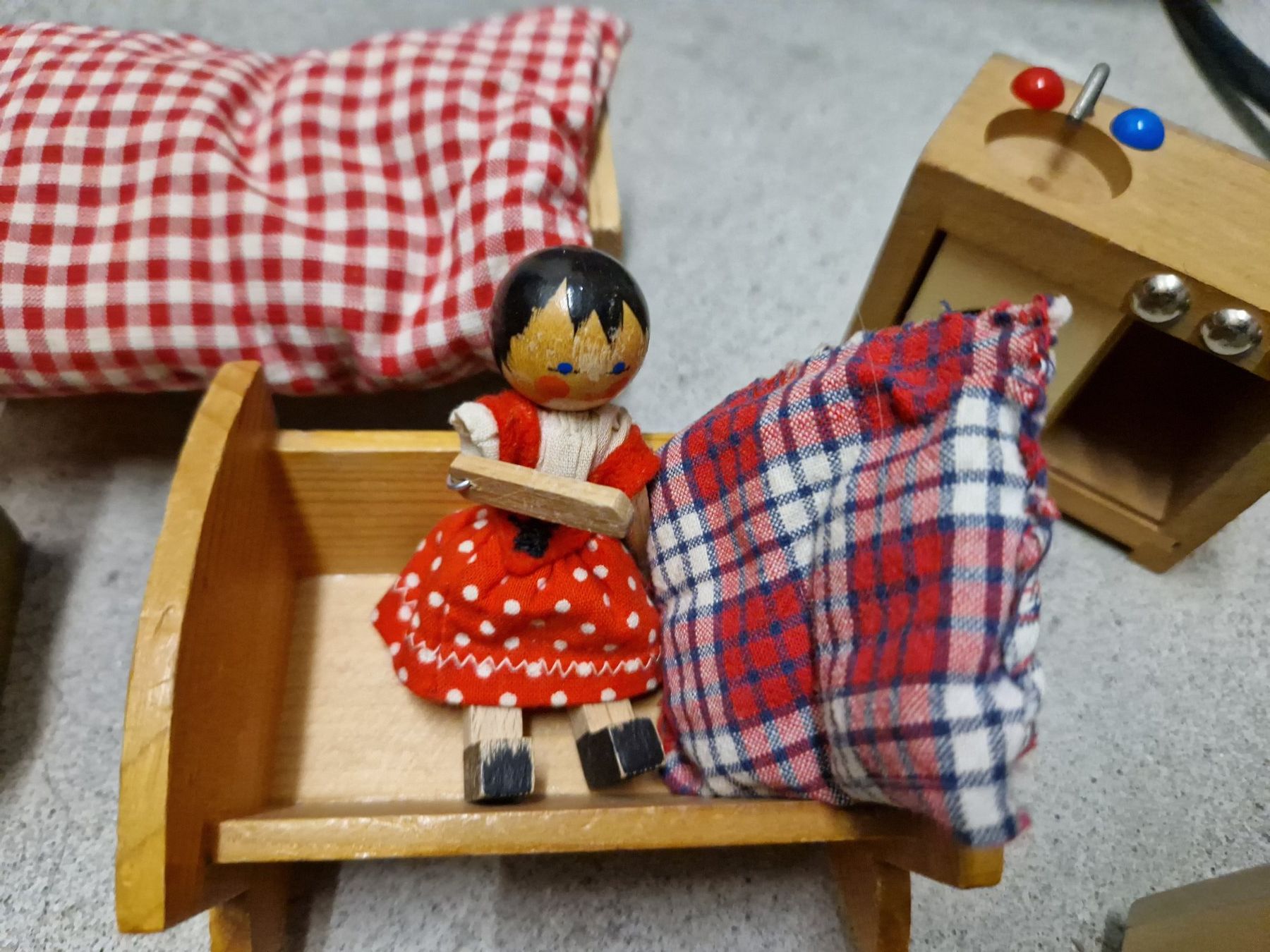 Case e mobili per bambole: Antike Möbel und Figürchen für Bäbistube Puppenstube – Usato da Zürich venduto da Milarit1 2