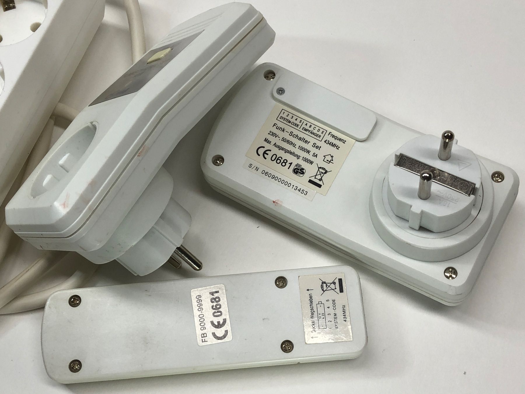 Interruttori: Funkschalter Set / 1 Sender + 2 Empfänger / Schuko DE – Usato da Bergdietikon venduto da Garak 7