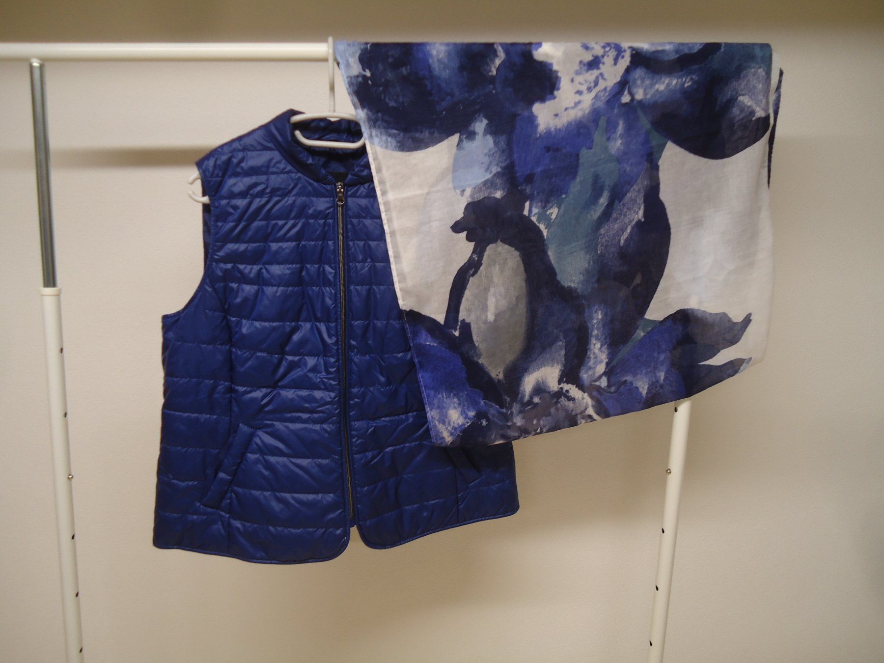 Gilet & Giacche senza maniche: TAIFUN - blaue, eher dünnere Steppweste, Gr. 42/44 + Loop – Usato da Schüpfen venduto da Sandbach62 1
