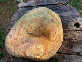 Regenbogenstein / Sandstein geschichtet, hart, beige rot