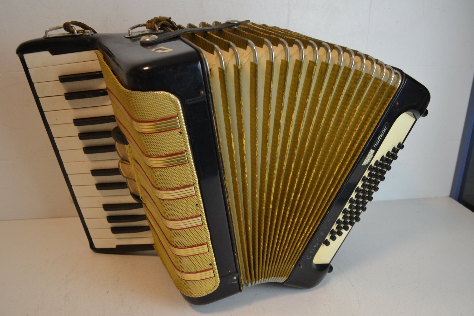 Hohner Musikinstrumente: Akkordeon chromatisch Hohner Concerto I – Gebraucht aus Zürich von Brockito 4