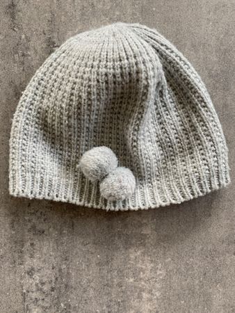 Süsse Wintermütze H&M Gr. 110/128 4–8 Jahre Bommelmütze grau