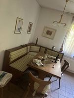 Eckbank mit ausziehbarem Tisch und 4 Stühle