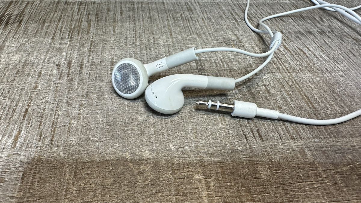 Apple Cuffie: Original Apple Kopfhörer mit 2.5mm Klinkenstecker – Usato da St-Gingolph venduto da Edgar1920