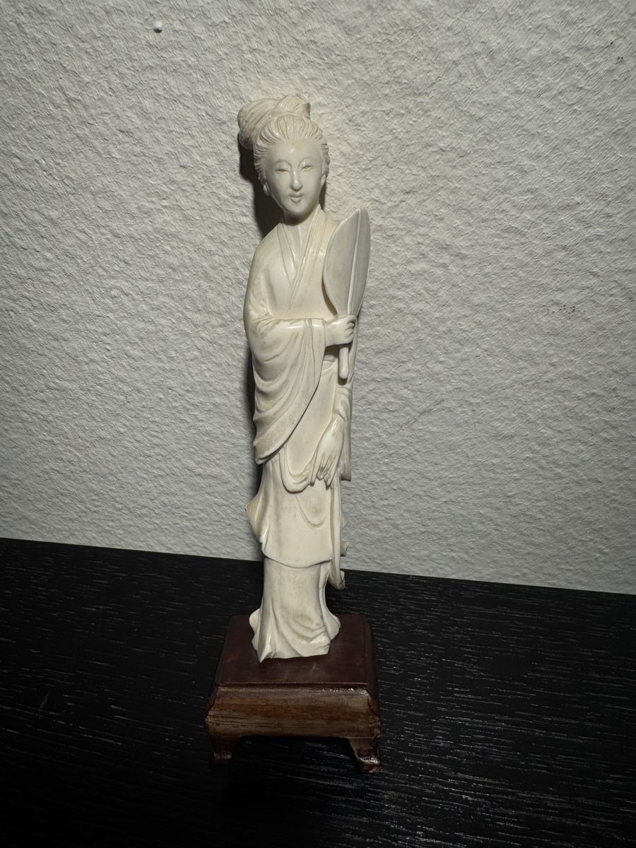 Sculture & Statue: Antike chinesische Dame mit Fächer. – Usato da Buchs AG venduto da ChrizZa