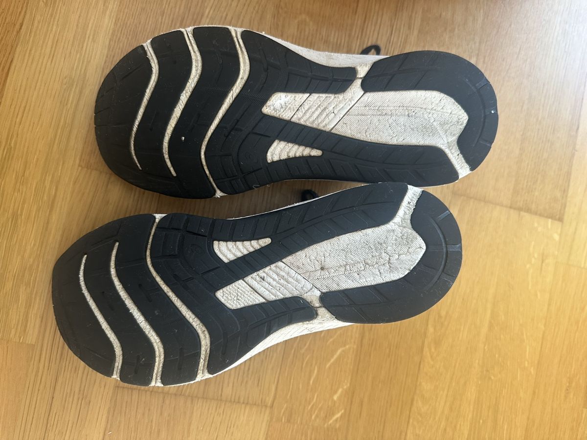 Chaussures hommes: Asics Laufschuhe Gr. 37,5 – D'occasion à Ostermundigen par Clood 1