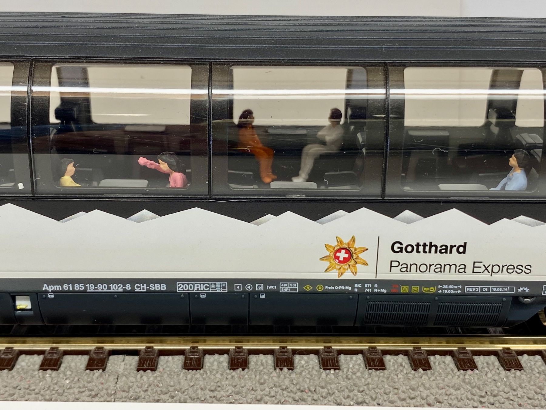 3 x Roco (H0 GS) SBB Panoramawagen „Gotthard“ mit Figuren