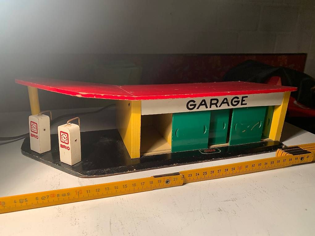 Spielzeuge: Original Brio-Garage, aus den 1950er Jahren – Gebraucht aus Zürich von Rotgruen