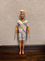 Ken Puppe mit kariertem Shirt und weissen Shorts