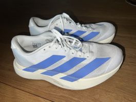 Adizero Laufschuhe mit hellblauen Streifen
