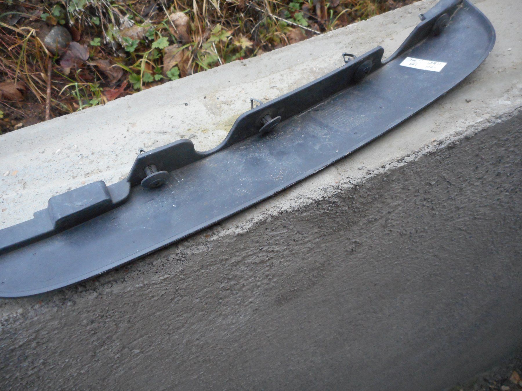 Tutti pezzi di ricambio auto: Range Rover Evoque Spoiler vo re unten – Usato da Bretzwil venduto da gbfluck 2