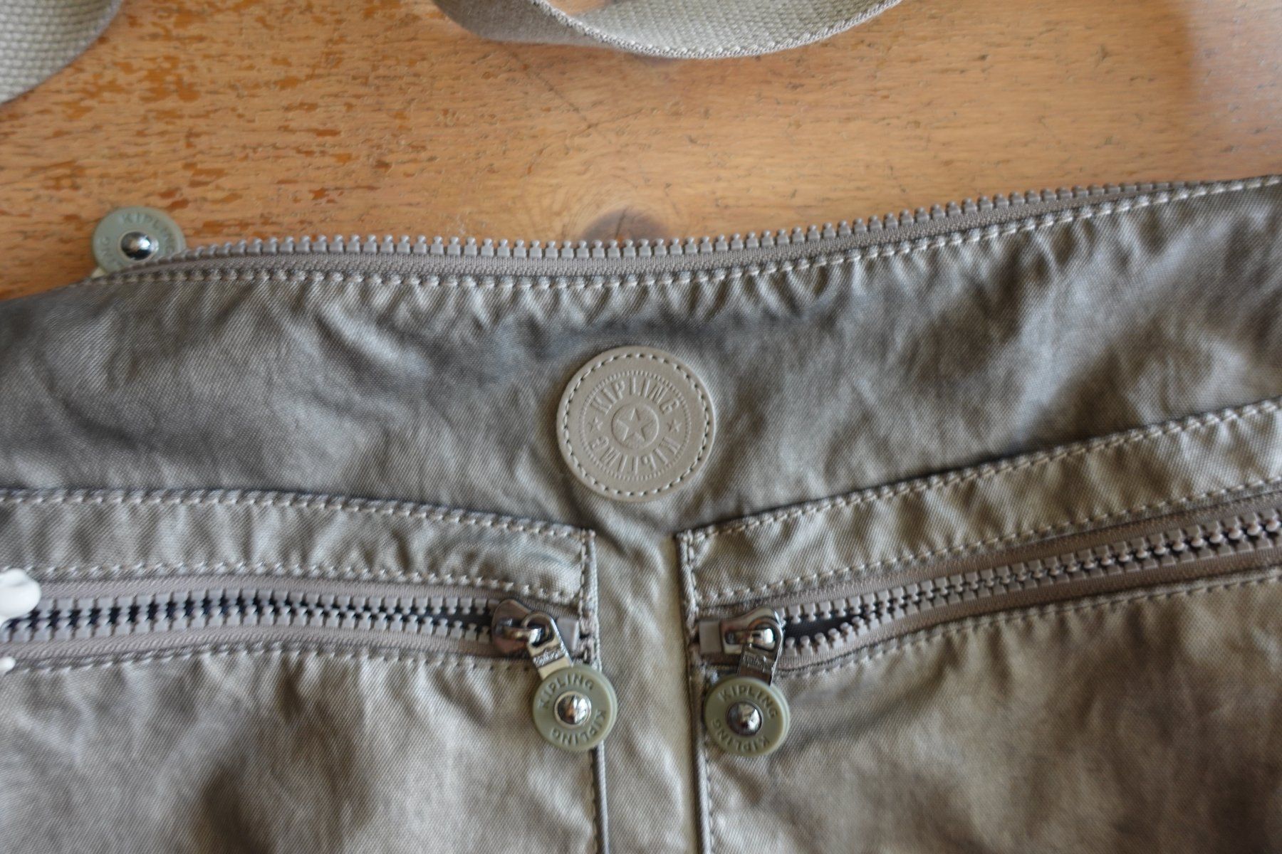 Kipling Taschen: Kipling Tasche gebraucht | Grau – Gebraucht aus Ettiswil von maimaiswiss 1