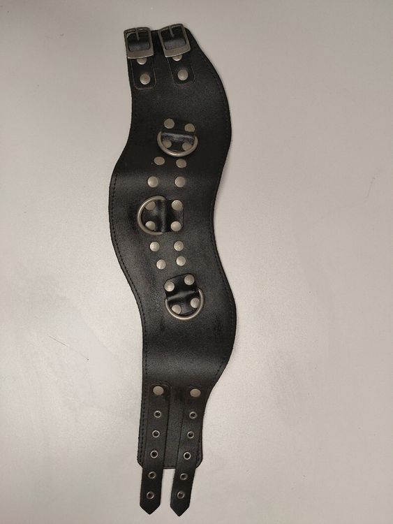 Schwarzer Damenledergürtel Mit Nieten Und Western-Schnalle