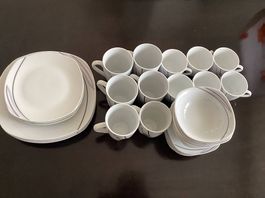 Geschirr Service Set, Teller, Tassen, Schüsseln - Top!