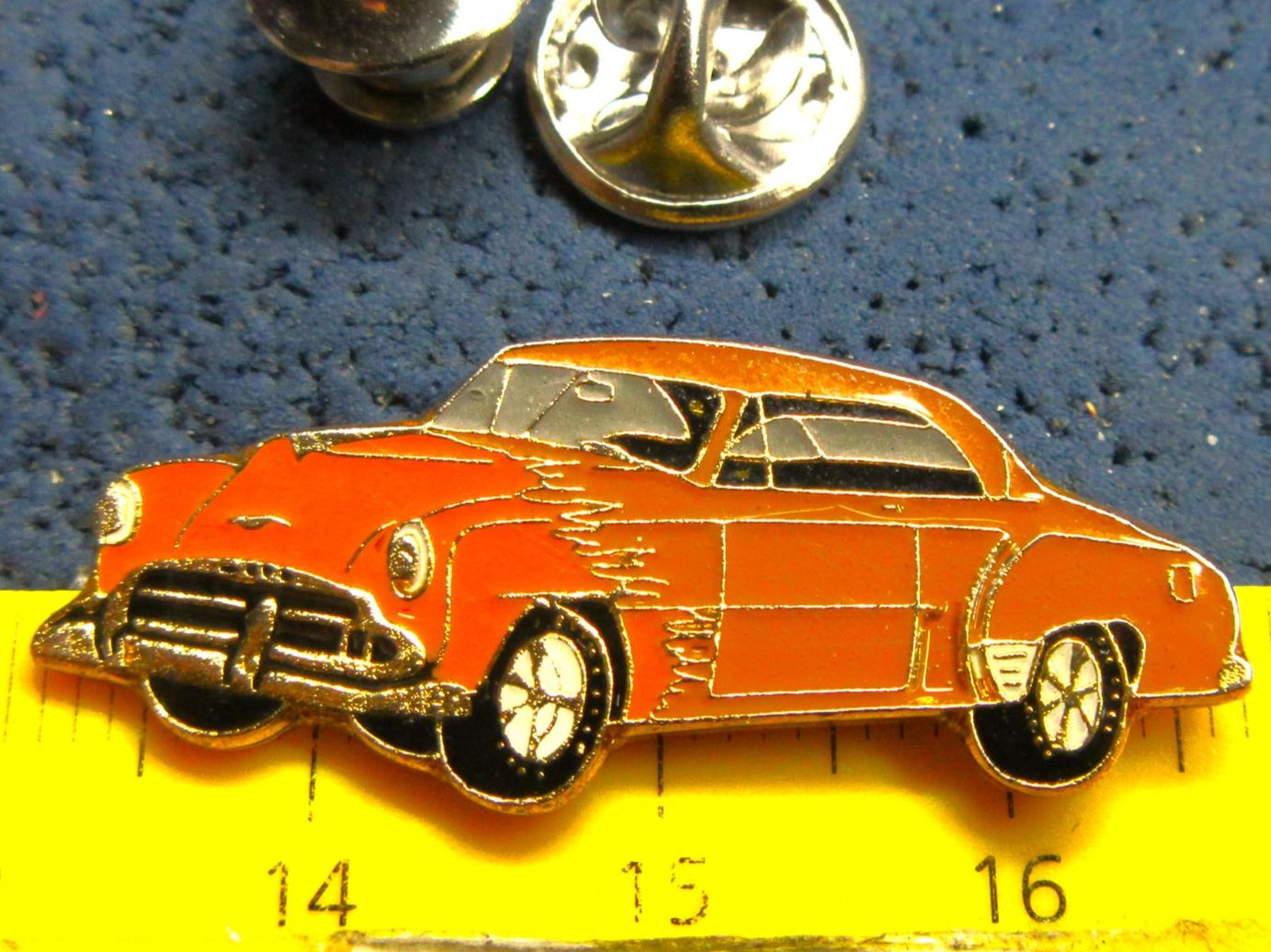 Chevrolet Placchette & Badge: CHEVROLET 1950er AUTO PIN GLASIERT FLAME-DESIGN mit SECURITY – Usato da Ettingen venduto da Hausi4711 1