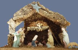 Krippe mit Figuren, aus Holz und Kork, gebrauchter Zustand