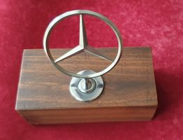 Mercedes Stern auf Holzsockel