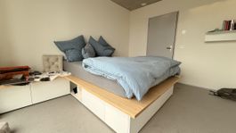 Bettplateau mit viel Stauraum