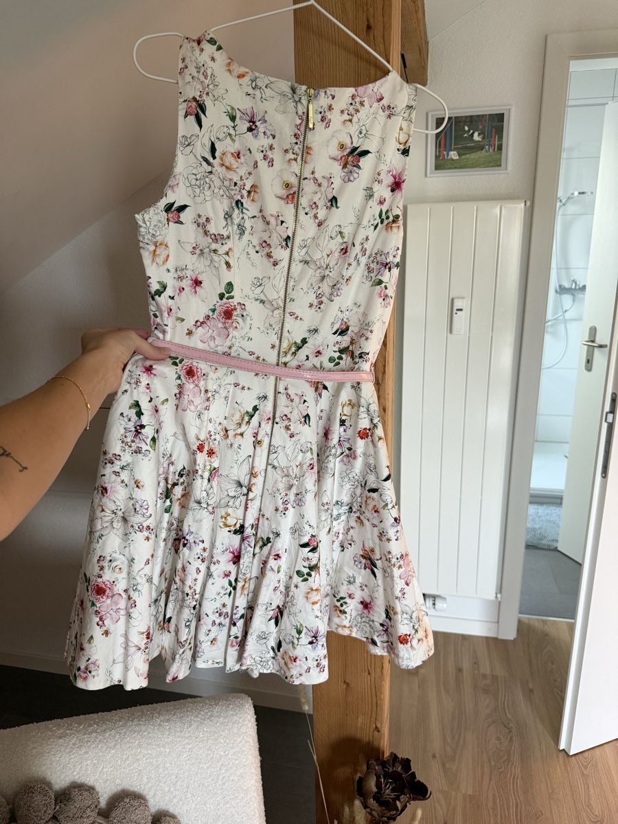 Closet London Robes: Blumenkleid Closet – D'occasion à Frauenfeld par lorinajennifer 1