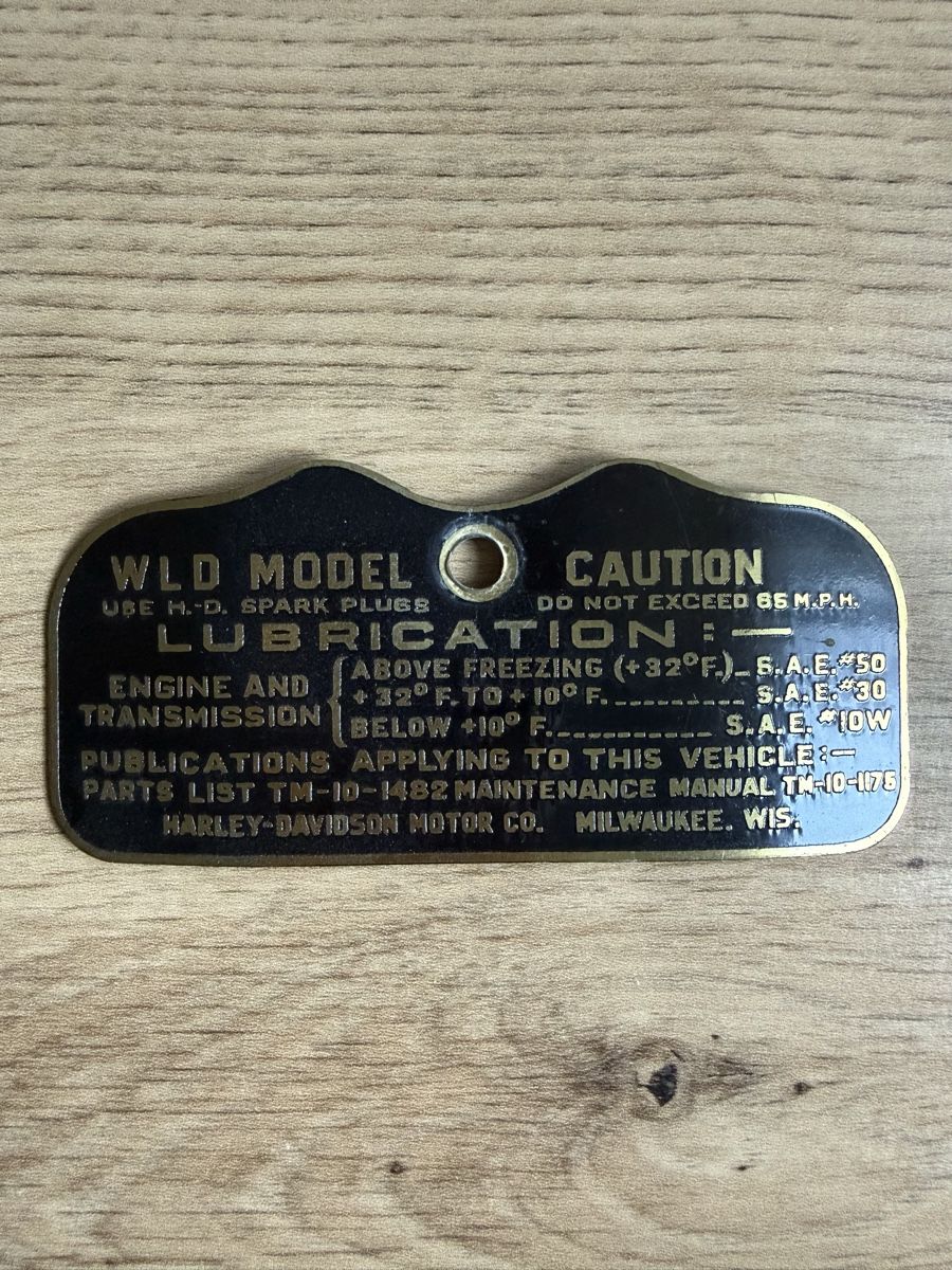 Harley-Davidson Insegne: Harley Davidson WLD Model Schild für Tank – Nuovo e nell'imballaggio originale da Buch am Irchel venduto da Sweetharth