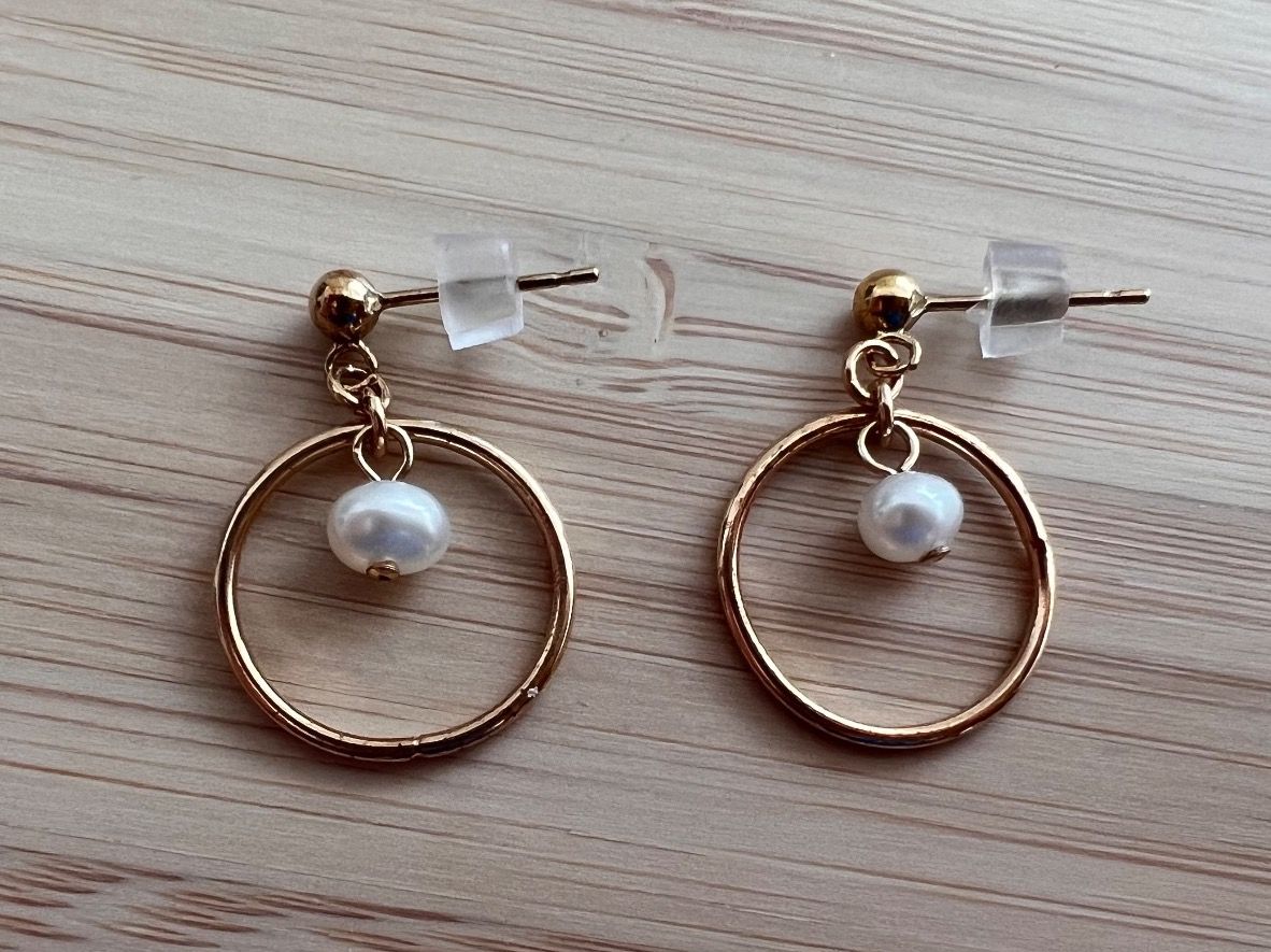 Orecchini pendenti & Orecchini a lobo: Gold pearl drop earrings – Usato da Genève venduto da Ballpencase 3
