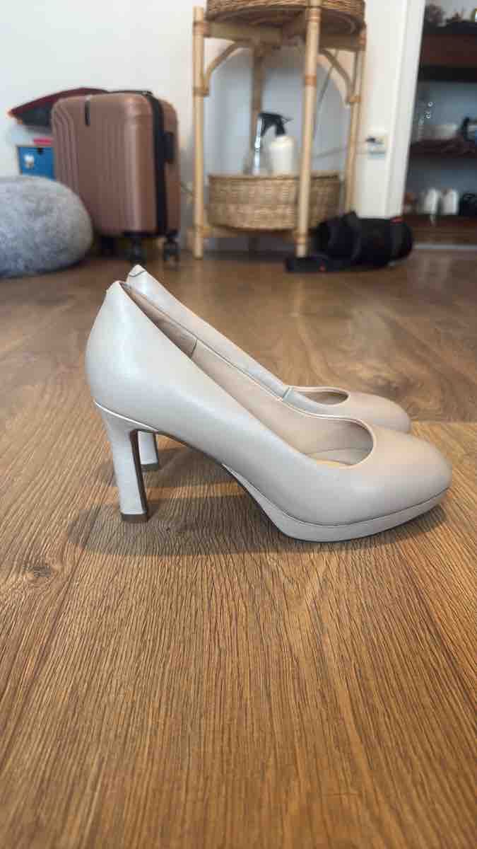 Clarks Scarpe da donna: Clarks Damen Pumps Leder beige Grösse 39 – Usato da Obfelden venduto da nin_fxz6 2