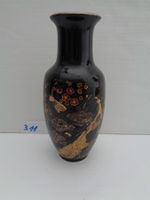 Schwarze Porzellenvase mit Pfauenmotiv